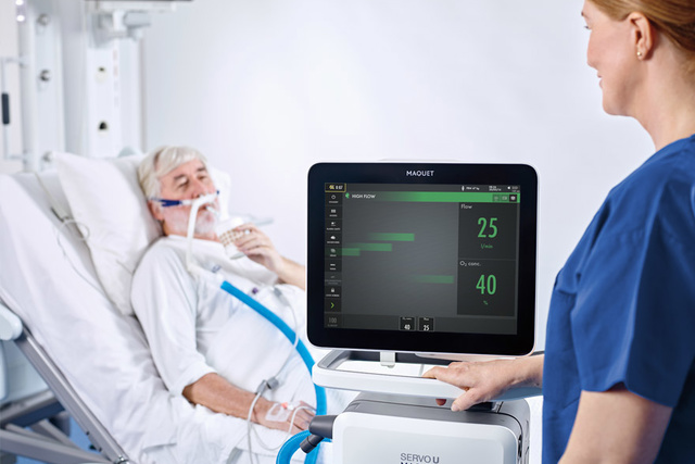 Image montrant une infirmière surveillant le moniteur d'un Servo-u relié à un patient installé dans un lit d'hôpital