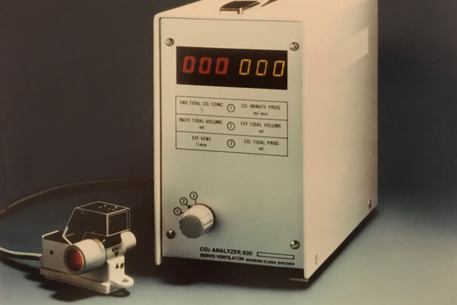 CO2 Analyzer 930 volumetric capnograph showing real-time breath-by-breath end-tidal CO2